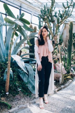 Serada poz veren genç, güzel Asyalı kadın.