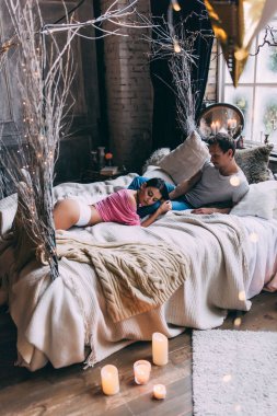 Stüdyoda güzel bir dekorla poz veren genç bir çift. 