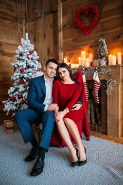 Yeni yılın arka planında poz veren güzel bir çift.. 