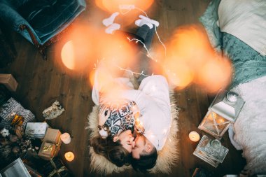 Genç bir çift, stüdyo 'da tatil fotoğrafında birbirlerine aşık. 