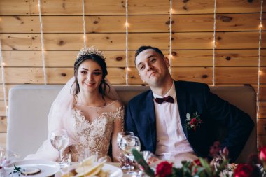 Genç gelin ve damat düğün günlerinde restorandalar.