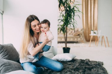 Mutlu anne ve onun sevimli küçük kızı