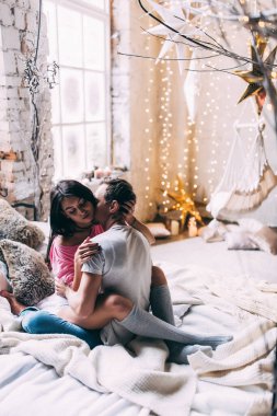 Aşık genç çift stüdyoda poz veriyor. 