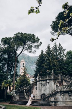 Eski merdivenlerde yürüyen genç ve güzel bir çift.