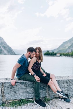 # Güzel, mutlu, genç bir çift... # #... dağ gölü yakınlarında aşık. #        