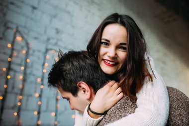 Güzel, mutlu, birbirine aşık genç bir çift sıcak bir odada kucaklaşıyorlar..                   