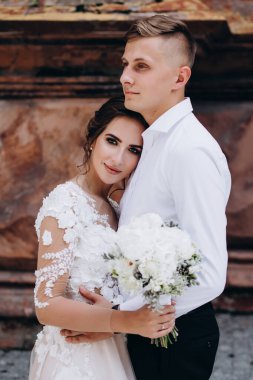 Düğün günü kucaklaşan mutlu gelin ve damadın portresi