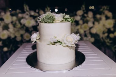 Çiçekli, nefis düğün pastası manzarası.          