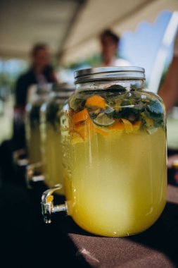 Meyve limonatasıyla dolu cam sürahilerin yakın plan görüntüsü 