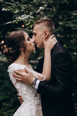 Gelin ve damat çifti parkta birlikte poz veriyor. düğün günü                        