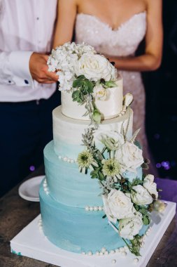 Mutlu gelin ve damat lezzetli düğün pastalarıyla  