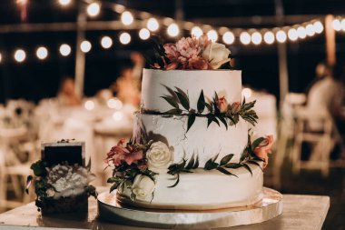 Çiçeklerle süslenmiş güzel düğün pastası manzarası       