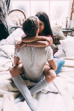 Aşık genç çift stüdyoda poz veriyor. 