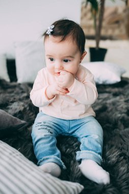 Sevimli küçük kız. Yaklaş. 