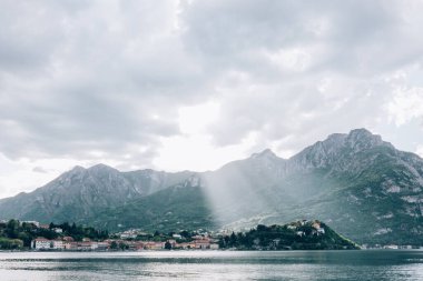 Güzel manzaralı dağlar, sahil kenti ve göl gün batımında.