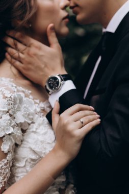 Güzel, genç bir çiftin kucaklaşması ve öpüşmesi.