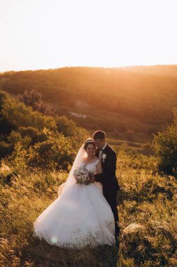 Gün batımında dağlarda yürüyen güzel bir çift.