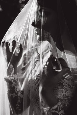 Parkta peçesi olan güzel bir kadının siyah beyaz görüntüsü.