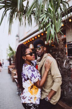 Sokakta birbirine aşık genç Afrikalı Amerikalı çift