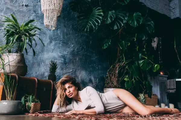 Stüdyoda poz veren genç ve güzel bir kadın. 