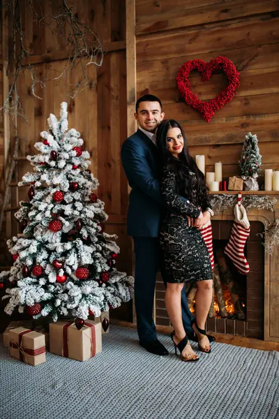 Yeni yıl stüdyosunda genç bir çift fotoğraf çekimi yapıyor. 