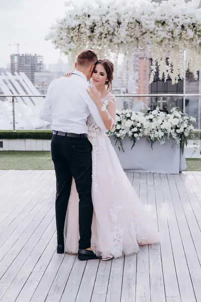 Terasta çiçeklerle dans eden güzel bir çift.