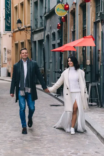 Genç aşık bir çift sokakta poz veriyor.