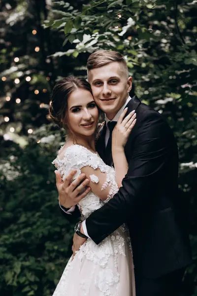 Gelin ve damat çifti parkta birlikte poz veriyor. düğün günü                        