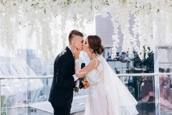 Düğün töreninde öpüşen genç gelin ve damat 