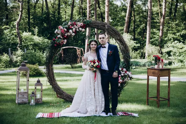 Güzel, mutlu bir gelin ve damat çifti düğün töreninde            