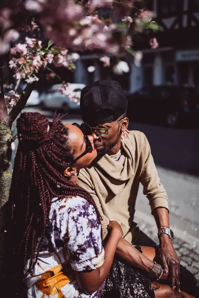 Genç, güzel siyah çift şehirde güneş gözlükleriyle poz veriyor.