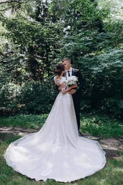 Gelin ve damat çifti parkta birlikte poz veriyor. düğün günü                        