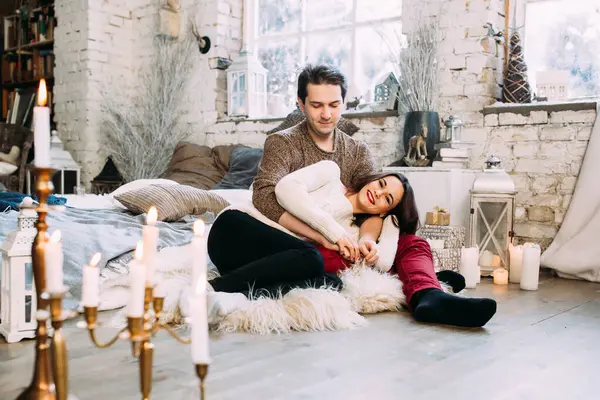 Birbirlerine aşık mutlu genç çift samimi bir şekilde kucaklaşıyorlar.