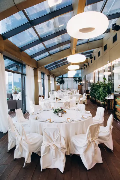 Düğün resepsiyonu için güzel bir masa.          