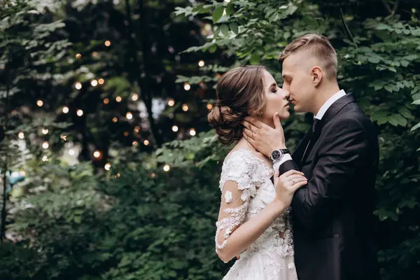 Gelin ve damat çifti parkta birlikte poz veriyor. düğün günü                        