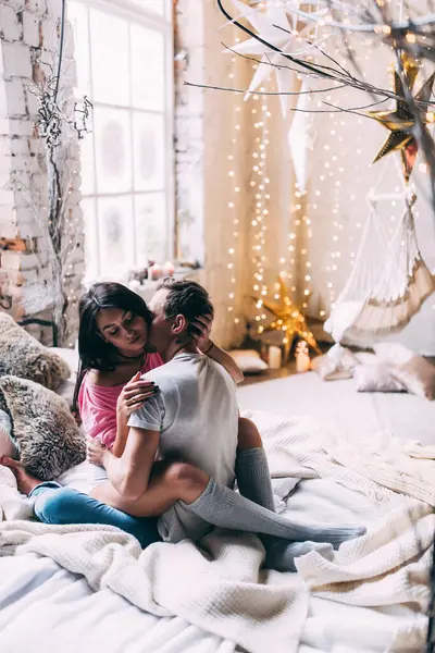 Aşık genç çift stüdyoda poz veriyor. 