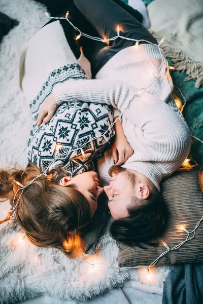 Genç ve güzel bir çift Noel 'de birbirlerine aşıklar. 