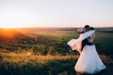 Gelin ve damat dağlarda güzel bir düğün günü