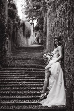 Beyaz çiçekli gelin siyah beyaz fotoğraf. 