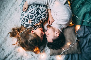 Genç ve güzel bir çift Noel 'de birbirlerine aşıklar. 