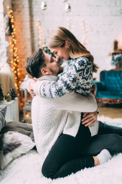 Genç çift Noel 'de ve Yeni Yıl' da birbirine aşık