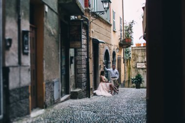 Güzel, genç bir çift eski kasabanın sokaklarında aşık.
