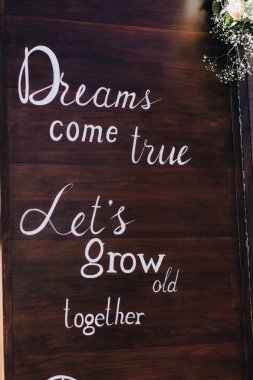 Hayaller gerçek olur. Birlikte yaşlanalım. Düğün töreninde tahta duvara yazı yazalım.