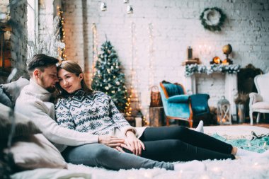 Güzel, genç ve aşık bir çift Noel arifesinde yatakta yatıyor..         