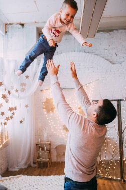 Noel arkaplanında oğlu olan baba. 