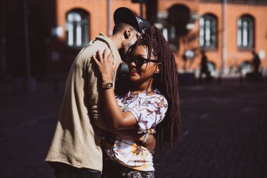 Genç, güzel siyah çift şehirde güneş gözlükleriyle poz veriyor.