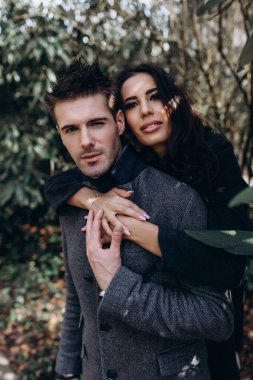 sonbahar parkta sarılma mutlu genç Çift 