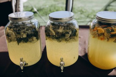 Masada musluklar olan limonata kavanozlarının manzarası