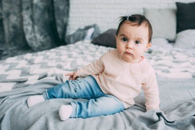 Yatakta güzel bir kızın portresi.