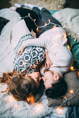 Genç çift Noel 'de ve Yeni Yıl' da birbirine aşık